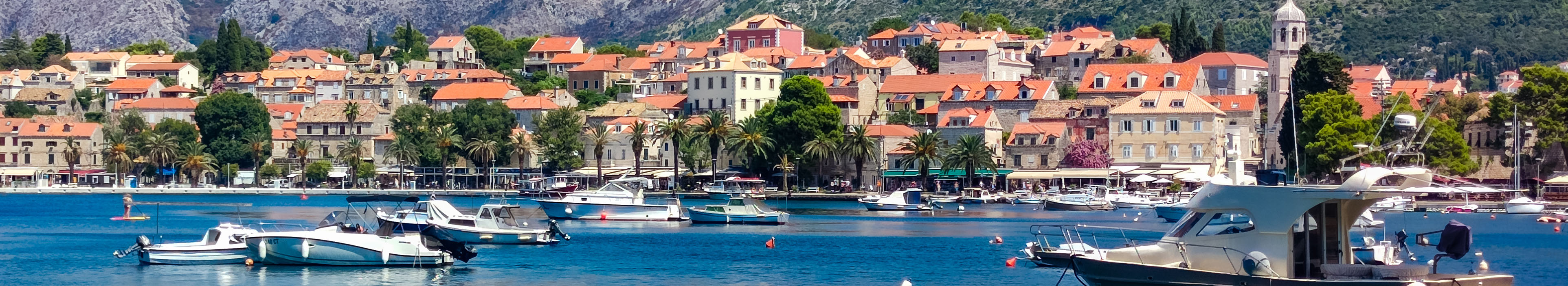 Bucht, Hotels, Boote und Gebirge in Kroatien