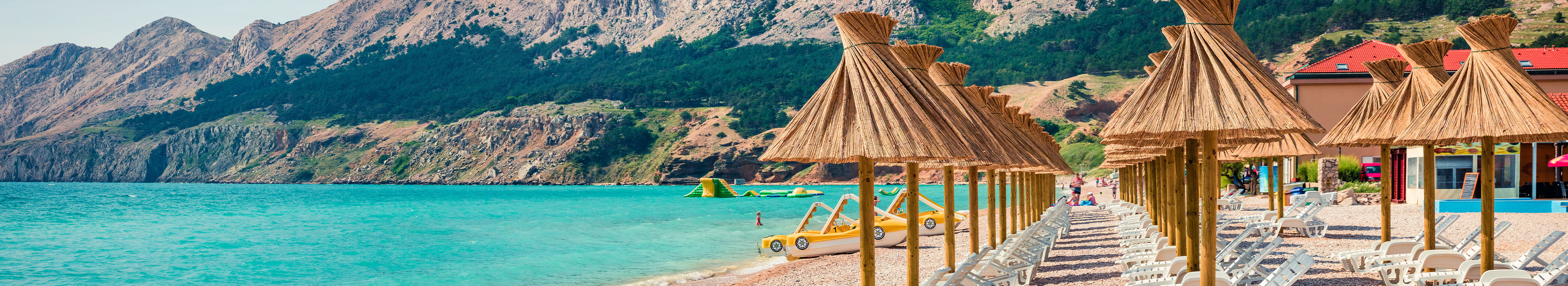 Liegen und Schrime an einem Strandabschnitt am Meer in Kroatien