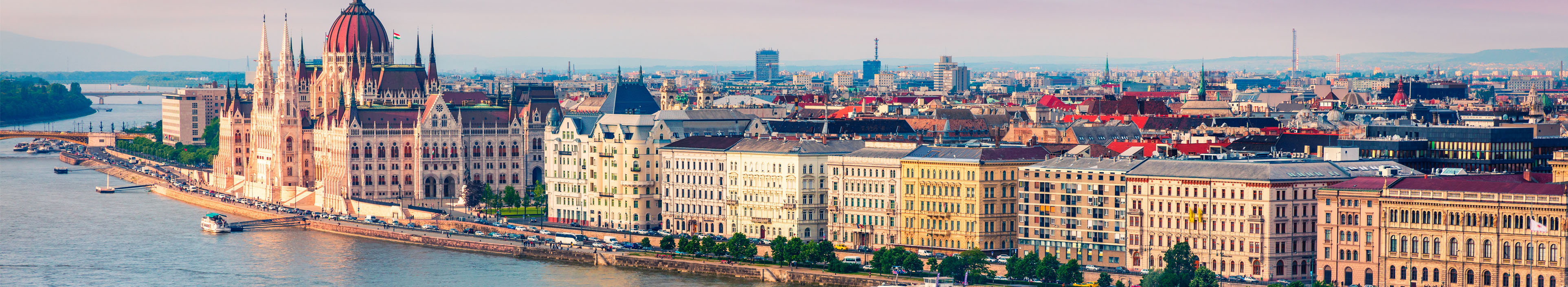 Aussicht auf die Kettenbrücke und das Parlamentsgebäude an der Donau in Budapest, Ungarn.