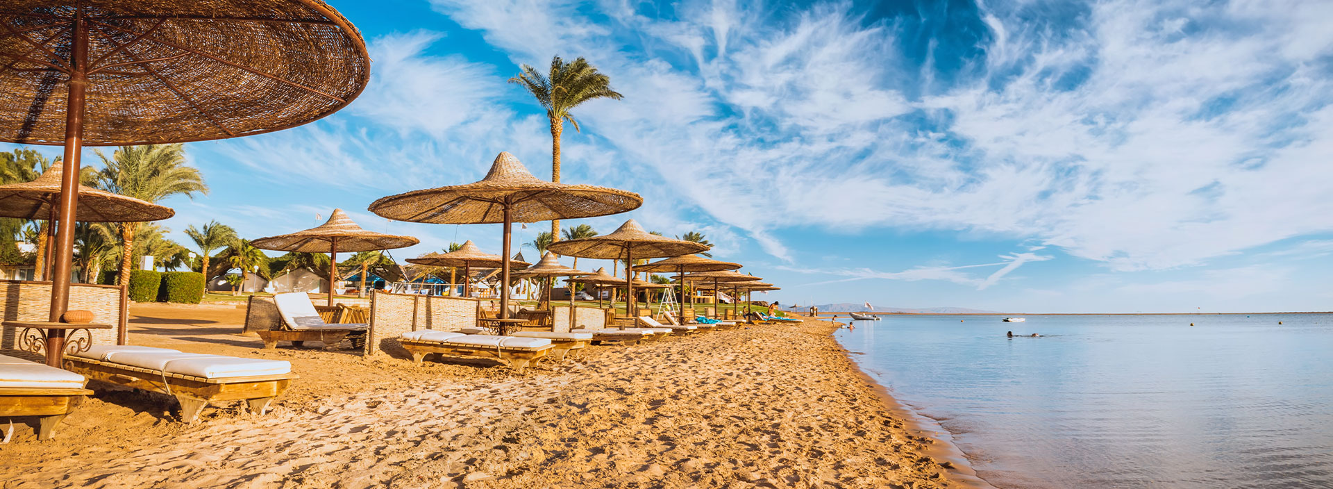 Strand mit Sonnenliegen in Ägypten