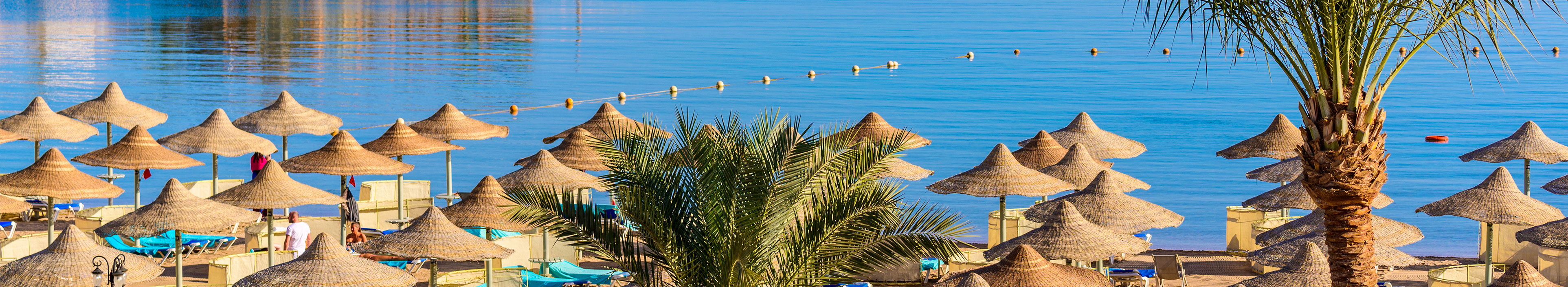 Entspannen am paradiesischen Strand - Liegestuhl und Sonnenschirme - Reiseziel Hurghada, Ägypten
