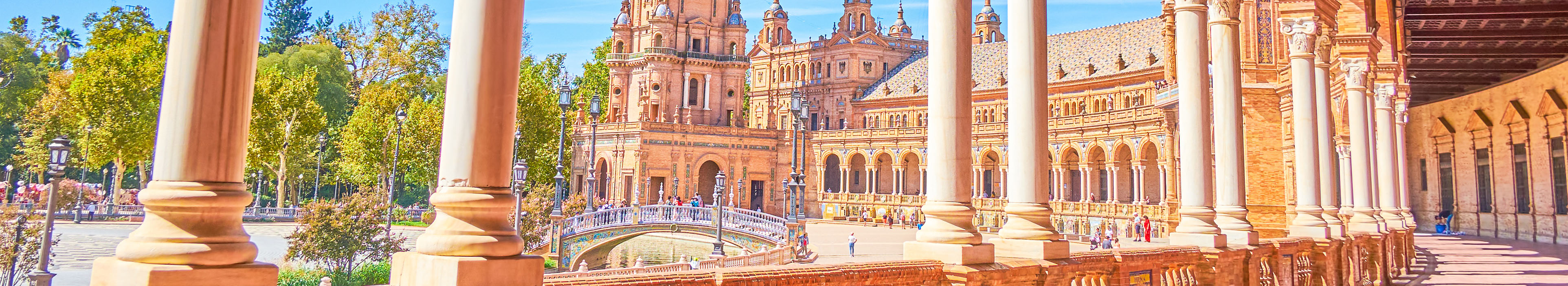 Blick durch die Arkaden an der Plaza de Espana in Sevilla, Andalusien.