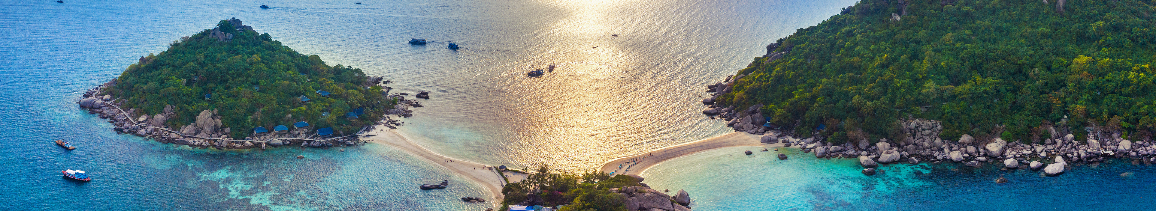 Zwei kleine Inseln auf Koh Samui im Meer bei Sonnenuntergang. Jetzt Last Minute Urlaub buchen bei Lidl Reisen