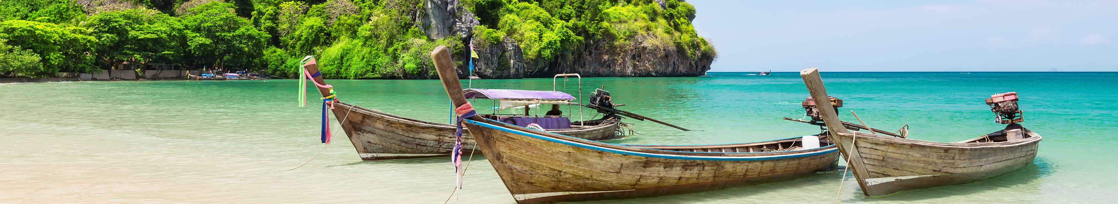 Traditionelle thailändische Holzboote am Strand von Phuket.
