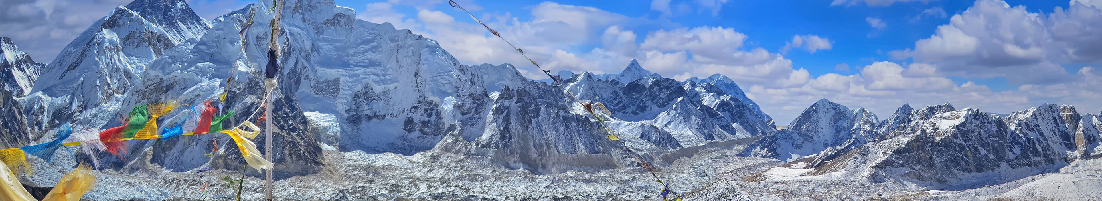 Blick auf den Mount Everest mit buddhistischen Gebetsfahnen in Nepal.
