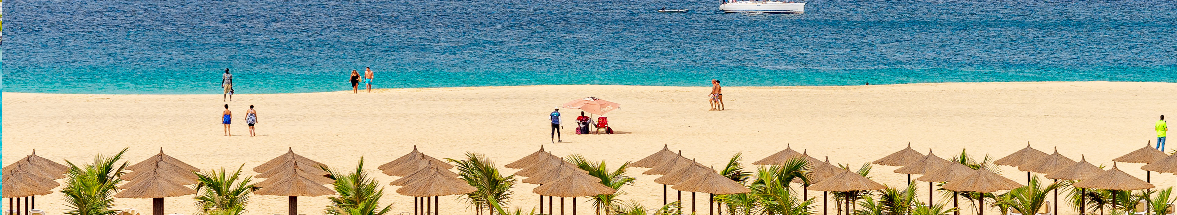 Sonnenschirme und Liegen am Strand auf den Kapverden.