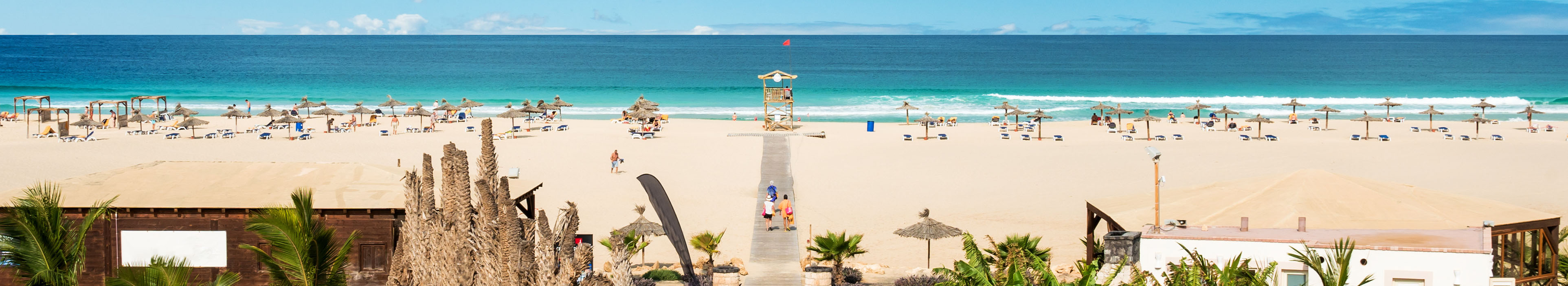 Ein Weg, der auf einen Strand auf den Kapverden führt.