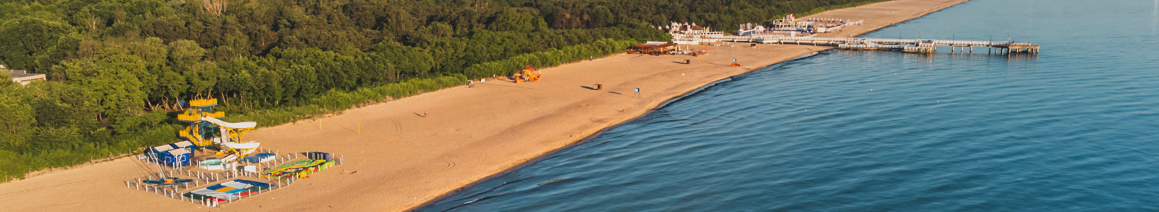 Blick auf den Strand und die Seebrücke in Brzeźno, Gdańsk bei Sonnenaufgang.