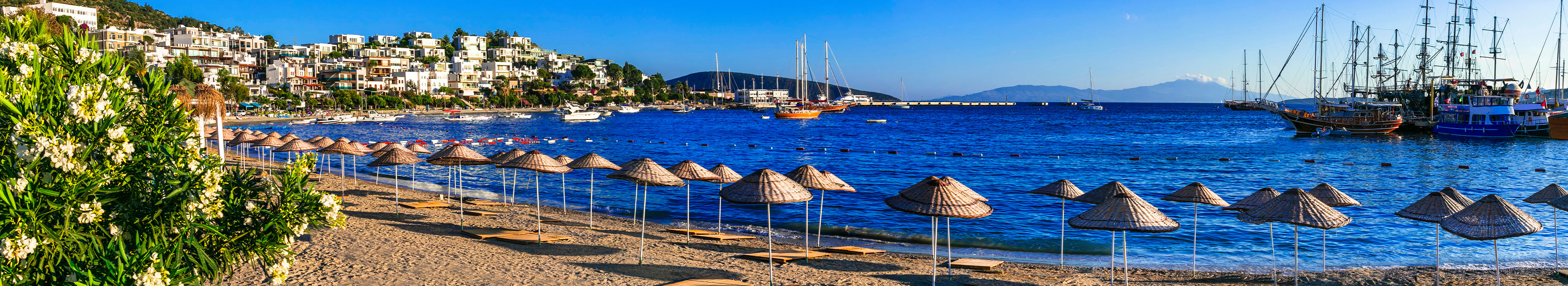 Hotel in der Türkei, Strandabschnitt mit Sonnenschirmen