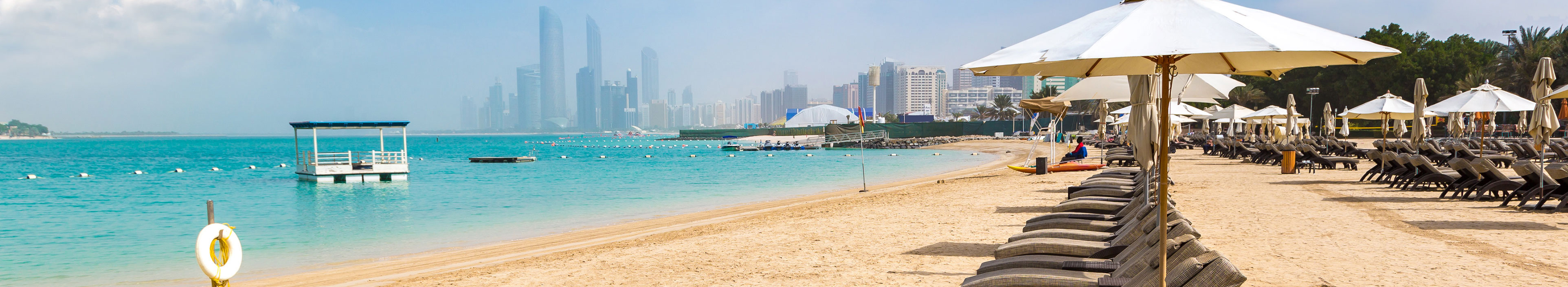Sonnenliegen am Strand von Abu Dhabi