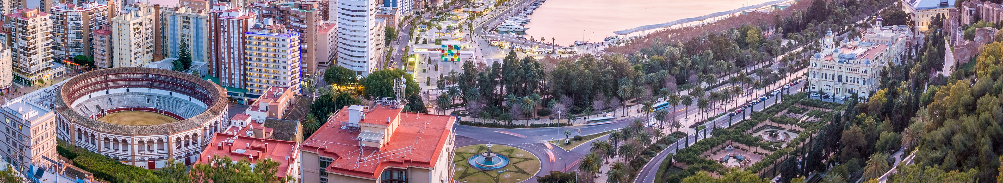 Blick auf Malaga beim Sonnenuntergang