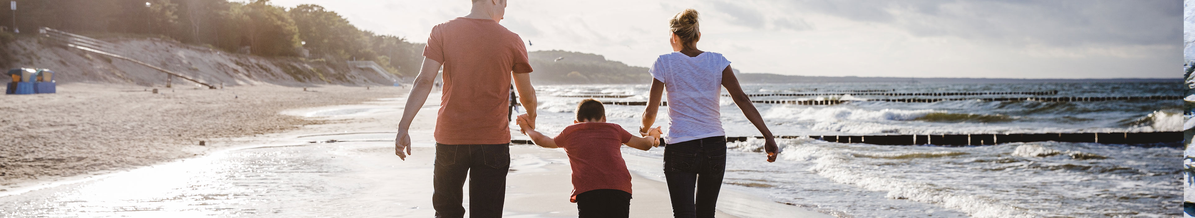 Eine Familie läuft an einem Strand an der Nordsee