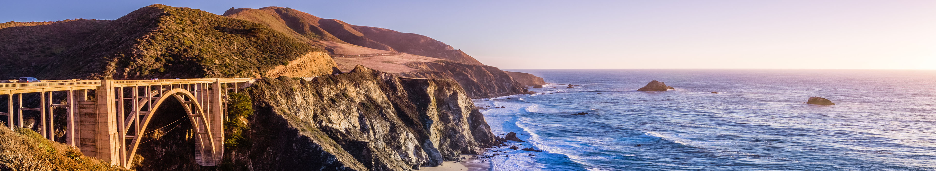 Straße in Kalifornien am Meer während einer Rundreise