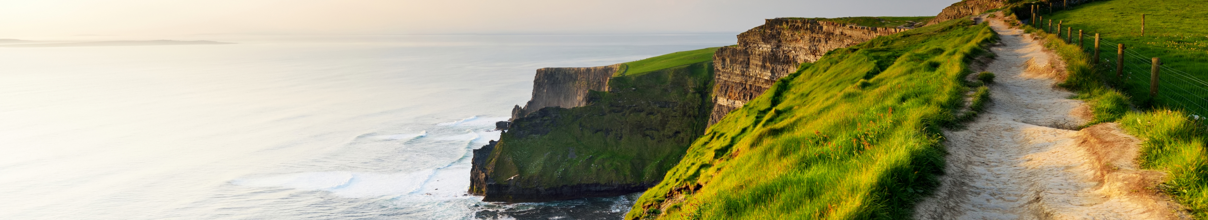 Blick über die Cliffs of Moher, eine weithin bekannte Touristenattraktion am Wild Atlantic Way