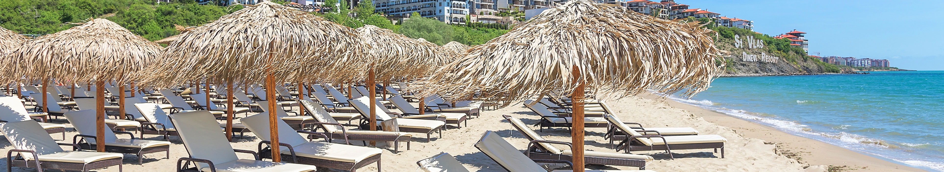 Blick auf den Sandstrand im Touristenkomplex in Sveti Vlas, Bulgarien.