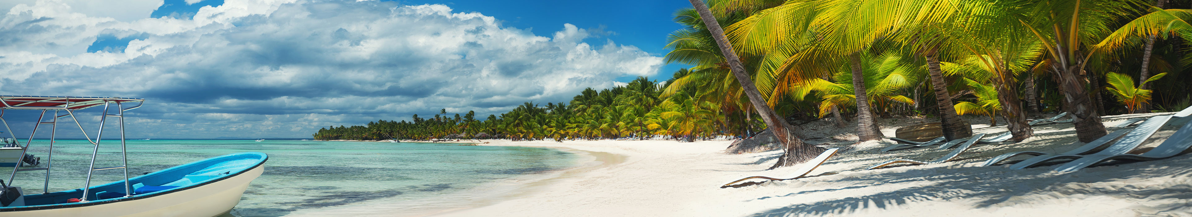 Urlaub Dominikanische Republik. Weißer Sandstrand mit vielen grünen Palmen.