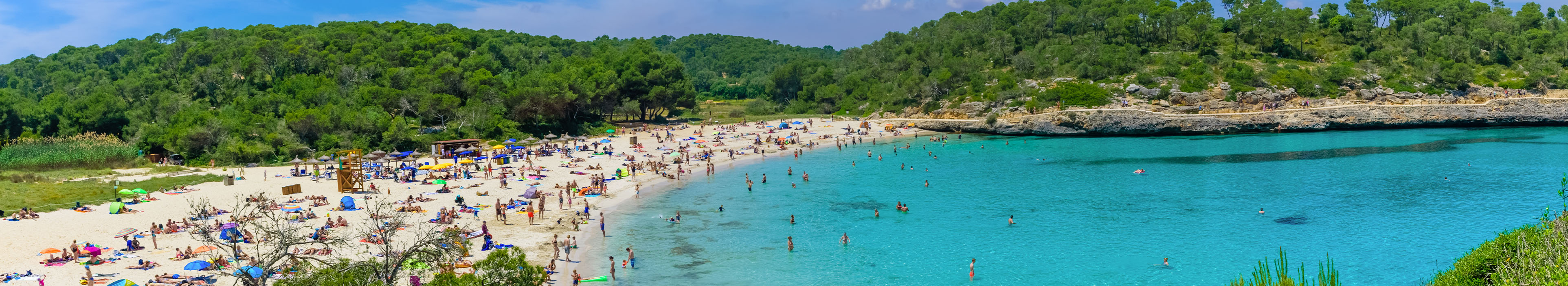 Bucht auf Mallorca mit türkisem Meer und badenden Personen
