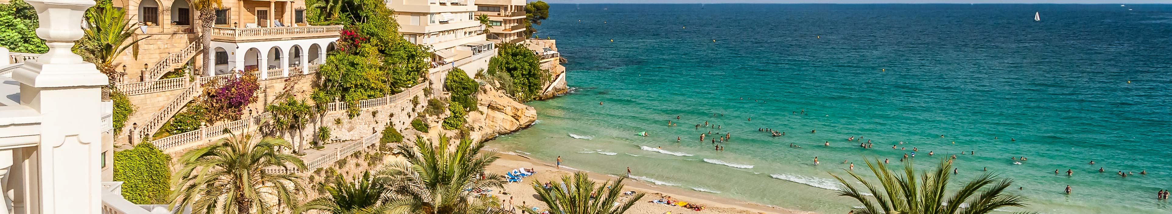 Strand auf Mallorca mit Blick auf Hotels