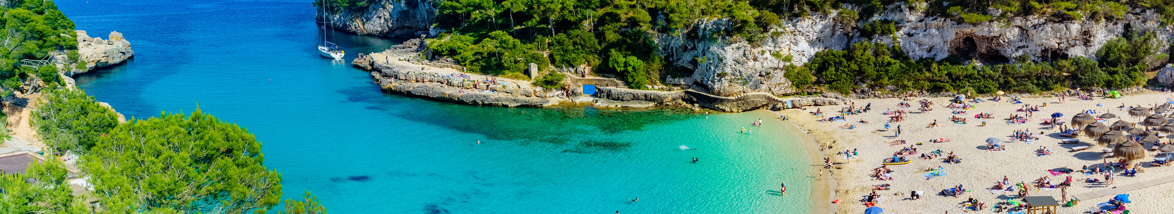 Exotisches Buchtresort am Strand von Cala Llombards, Insel Mallorca in Spanien. 