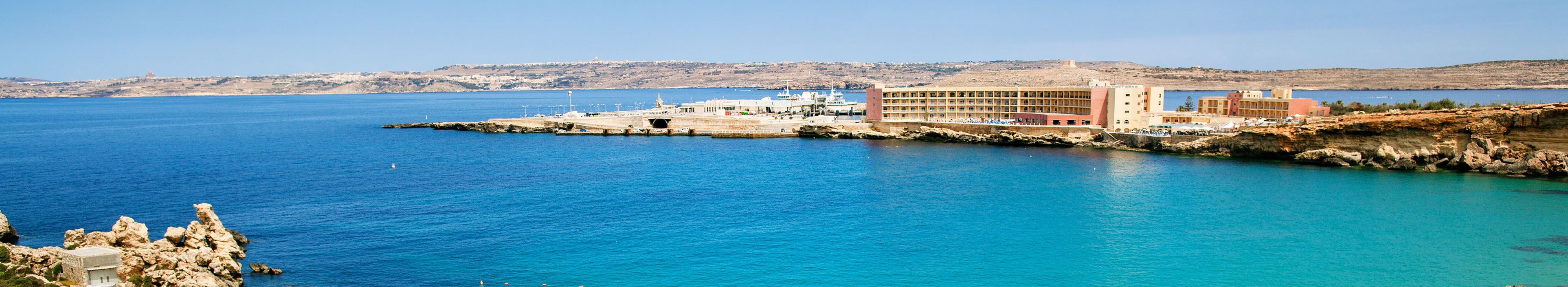 Strand auf Malta mit Sonnenschirmen