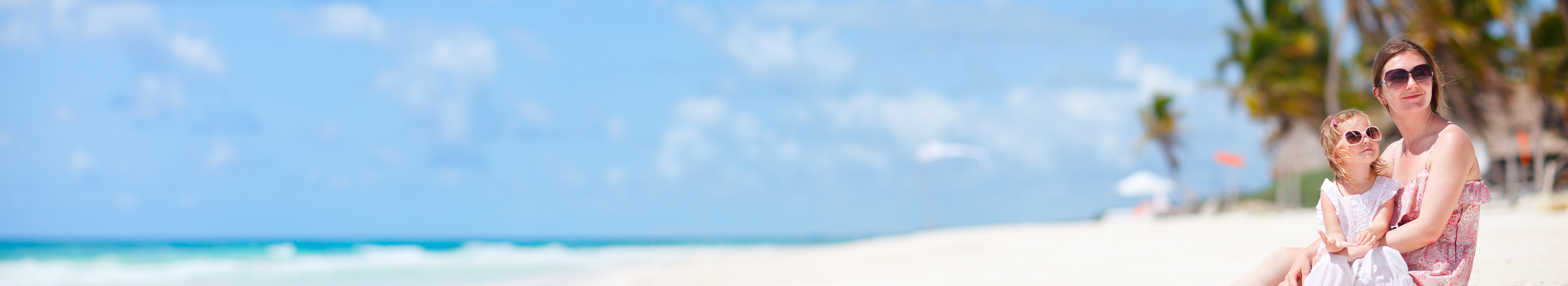 Mutter und Tochter am Strand in Mexiko