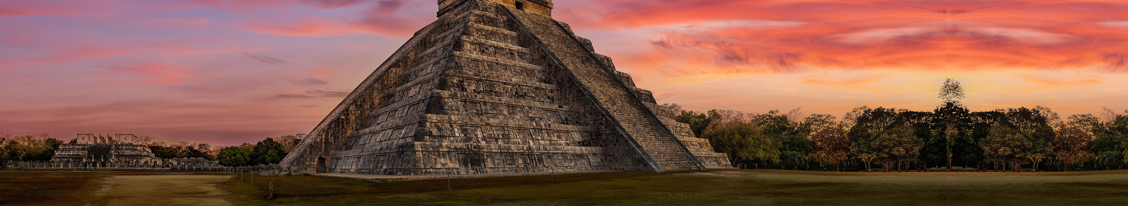 Urlaub Mexiko. Rosa Wolken und dunkler Himmel über den Maya-Pyramiden von Yucatan.