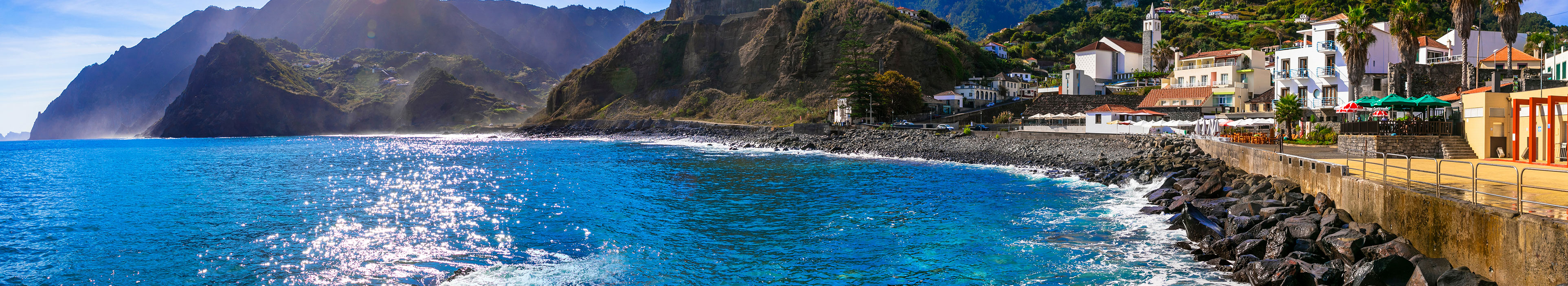 Naturlandschaft der Insel Madeira, Blick auf das charmante Dorf Porto da Cruz. Beliebter Urlaubsort in Portugal