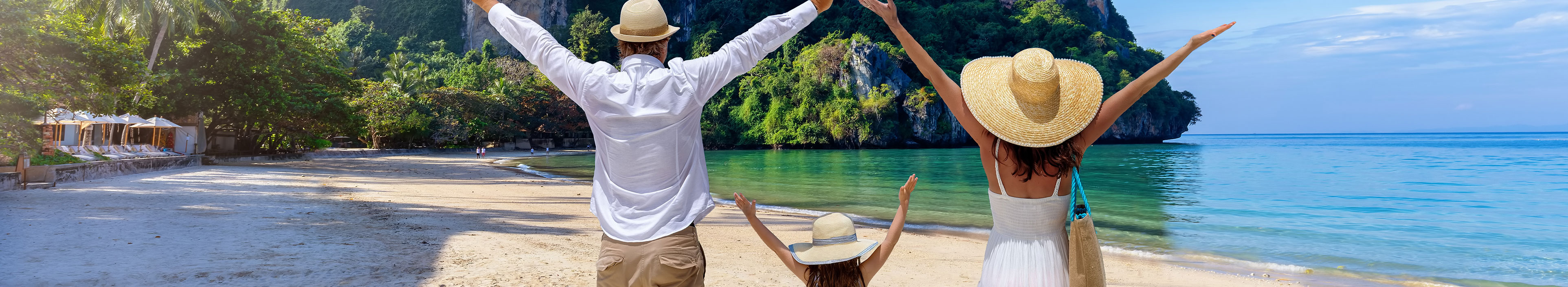 Eine glückliche Familie steht während ihrer Sommerferien am wunderschönen Strand von Railay, Krabi, Thailand