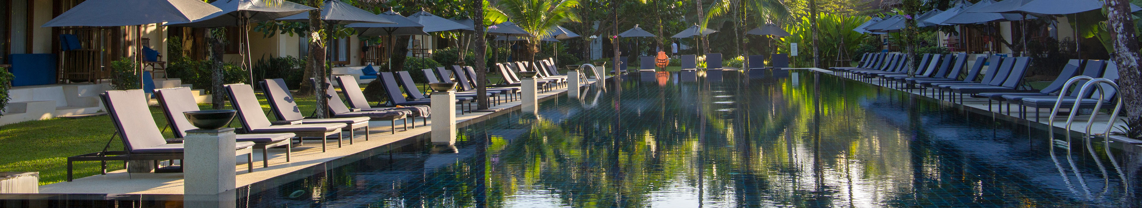 Sonnenschirme und Liegen am Pool, Hotel Thailand