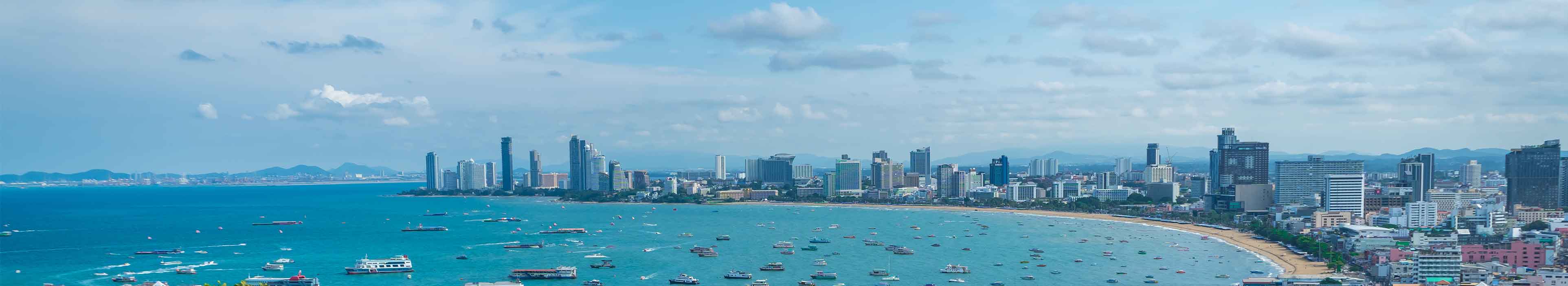Ausblick auf Pattaya Beach vom Hügel Khao Phra Tamnak.