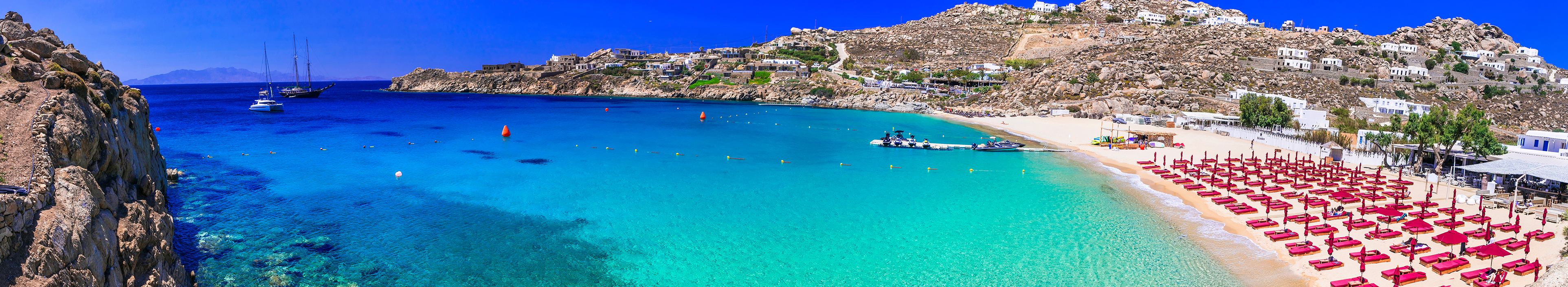 Die berühmten und schönen Strände der Insel Mykonos mit kristallklarem Wasser, Griechenland