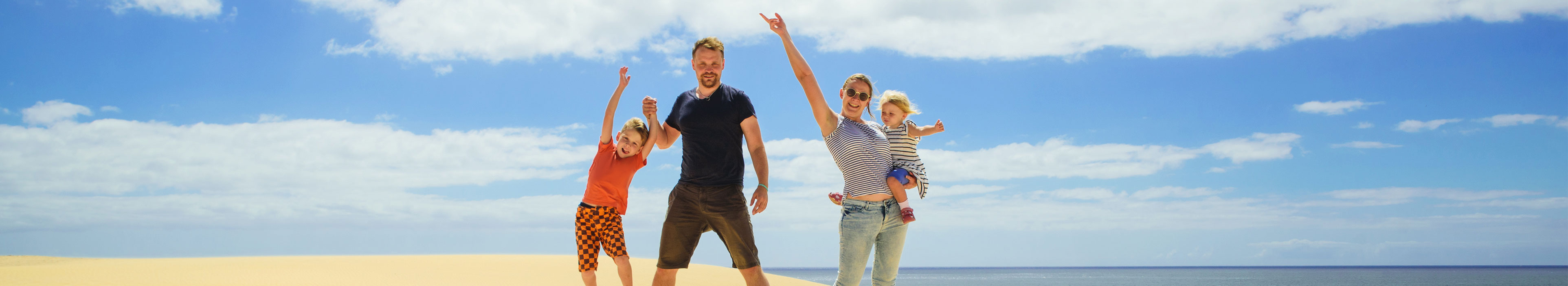 Eine glückliche junge Familie auf Fuerteventura.