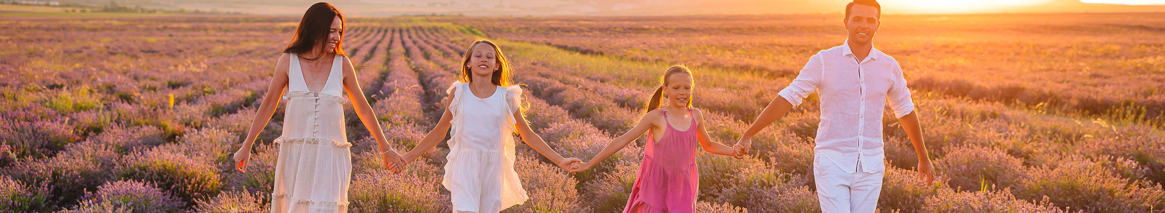 Familie im Lavendelblütenfeld beim Sonnenuntergang