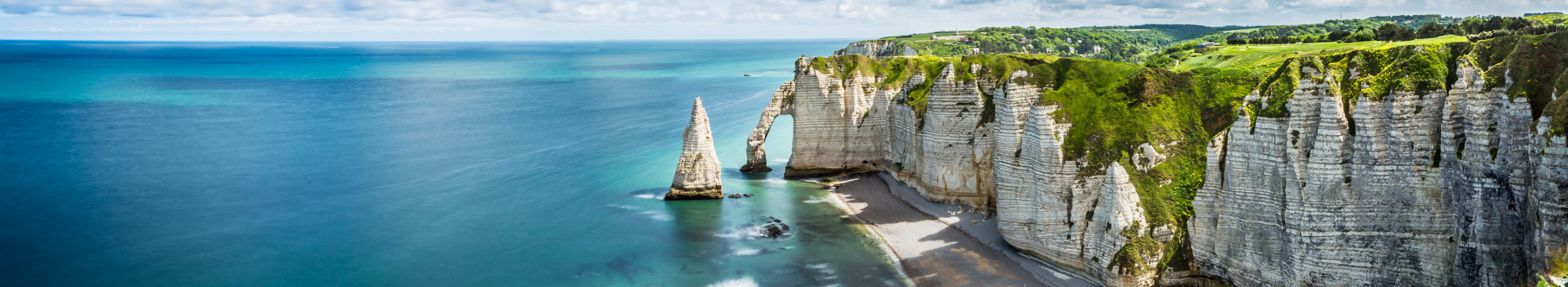 Panorama von Etretat in Frankreich an der Alabasterküste, Normandie, Meer