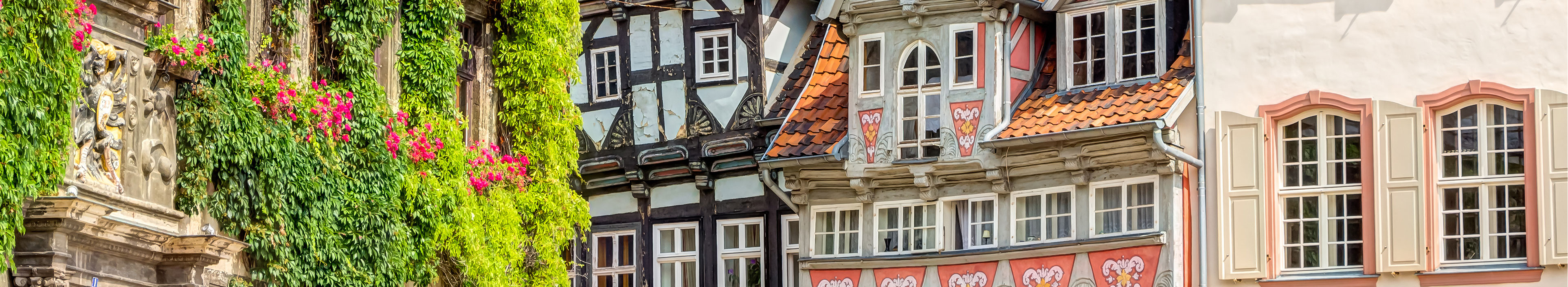 Alte, traditionelle Fachwerkhäuser in der Welterbestadt Quedlinburg im Harz, Markt und und Gebäude der Stadtverwaltung