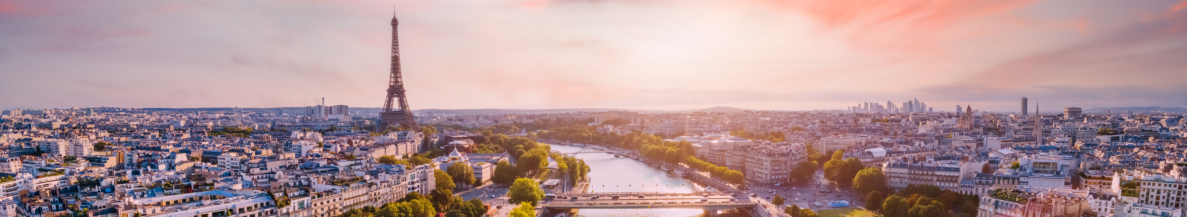 Blick auf den Eiffelturm und die Seine in Paris, Frankreich.