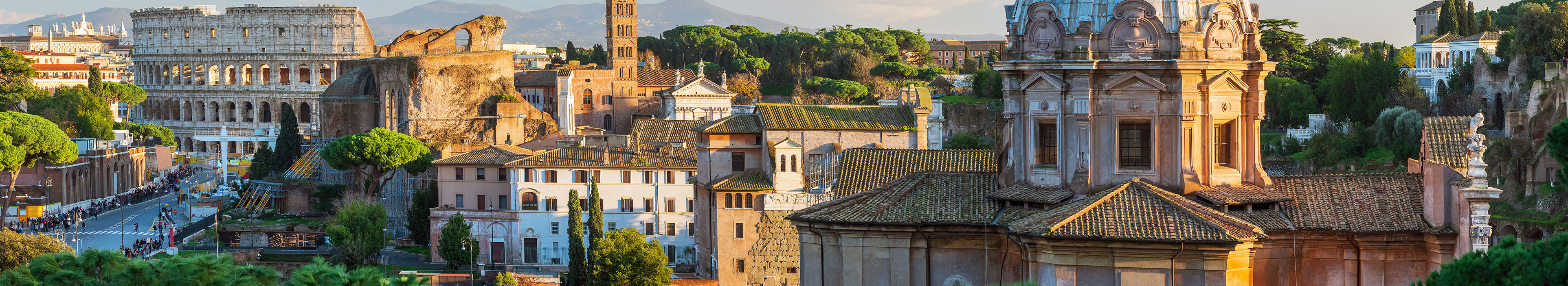 Weites Panorama zum Forum Romanum und Kolosseum in Rom