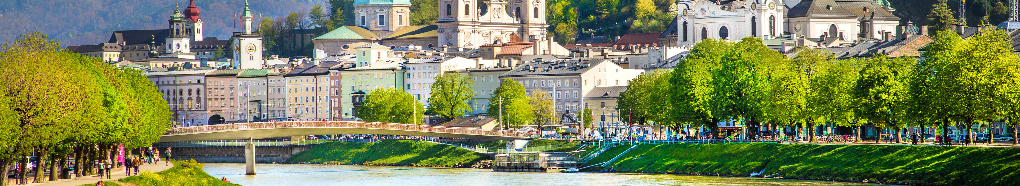 Skyline von Salzburg mit dem Fluss Salzach im Frühling, Österreich