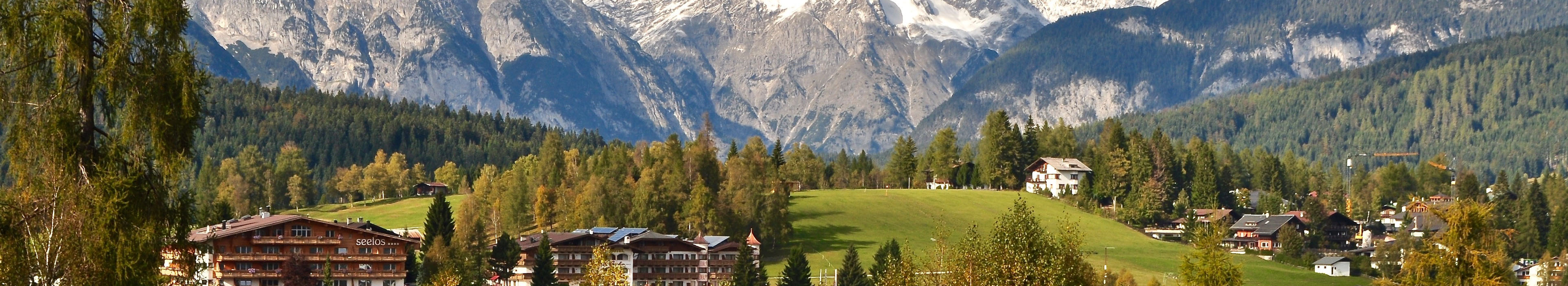 Bergpanorama mit Hotels in Tirol
