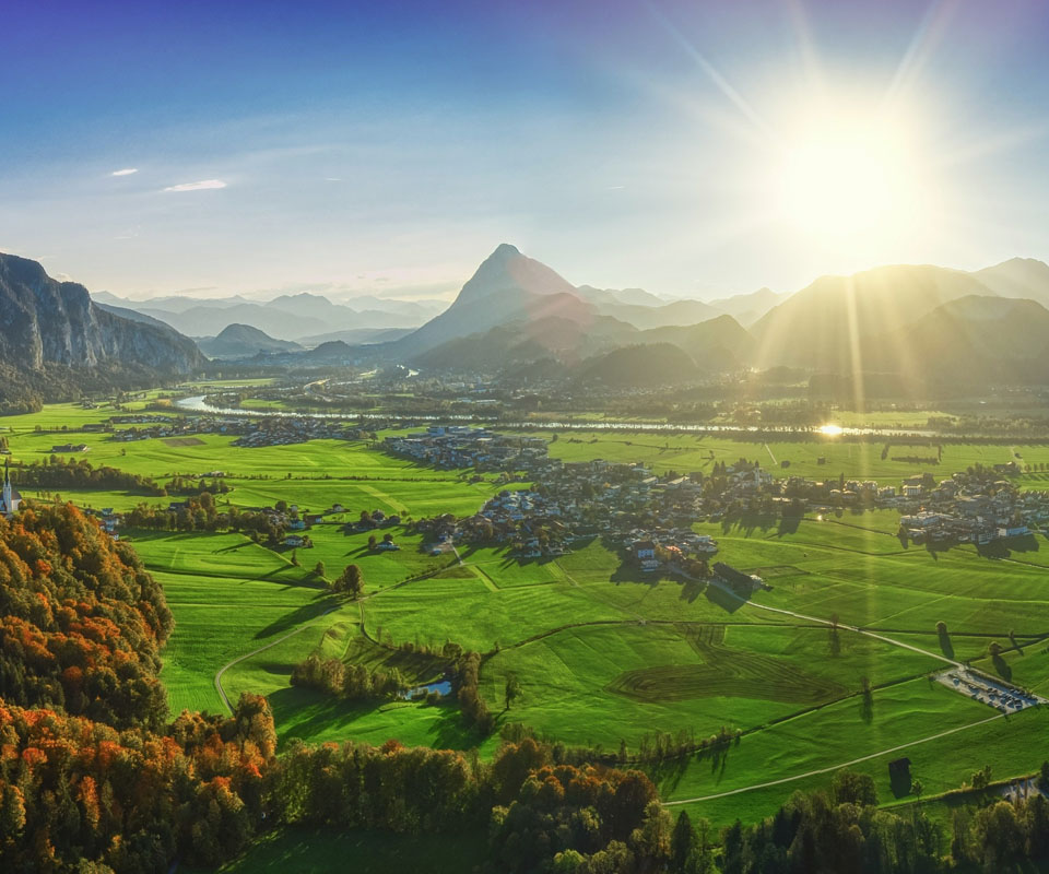 Grüne Landschaft in Tirol.