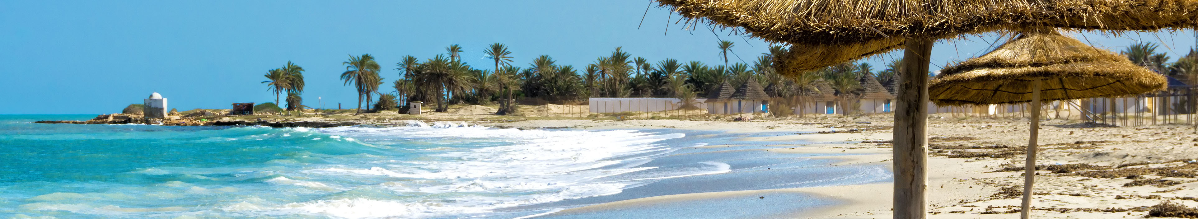 Strand und Sonnenschirme in Tunesien