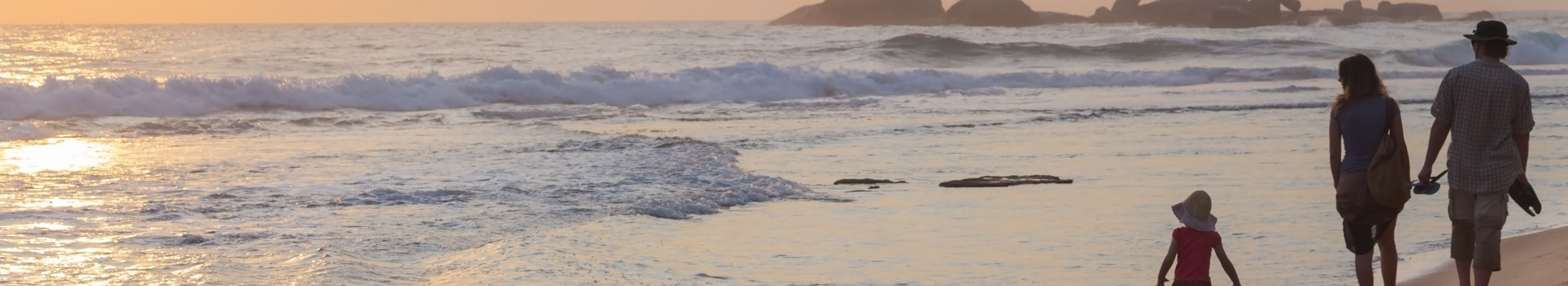 Familienspaziergang am Sandy Beach Sri Lanka bei Sonnenuntergang