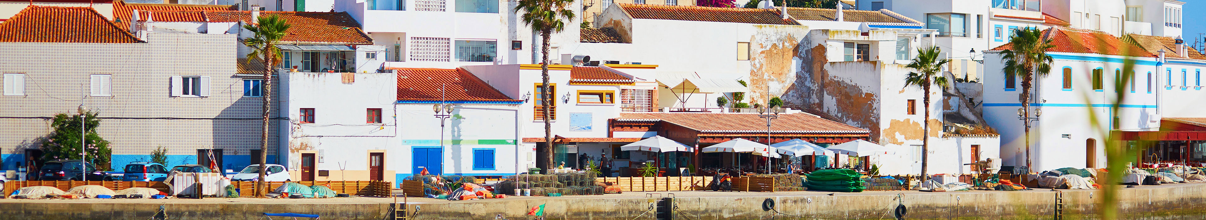 Blick auf Fischerboote in Ferragudo, Portugal