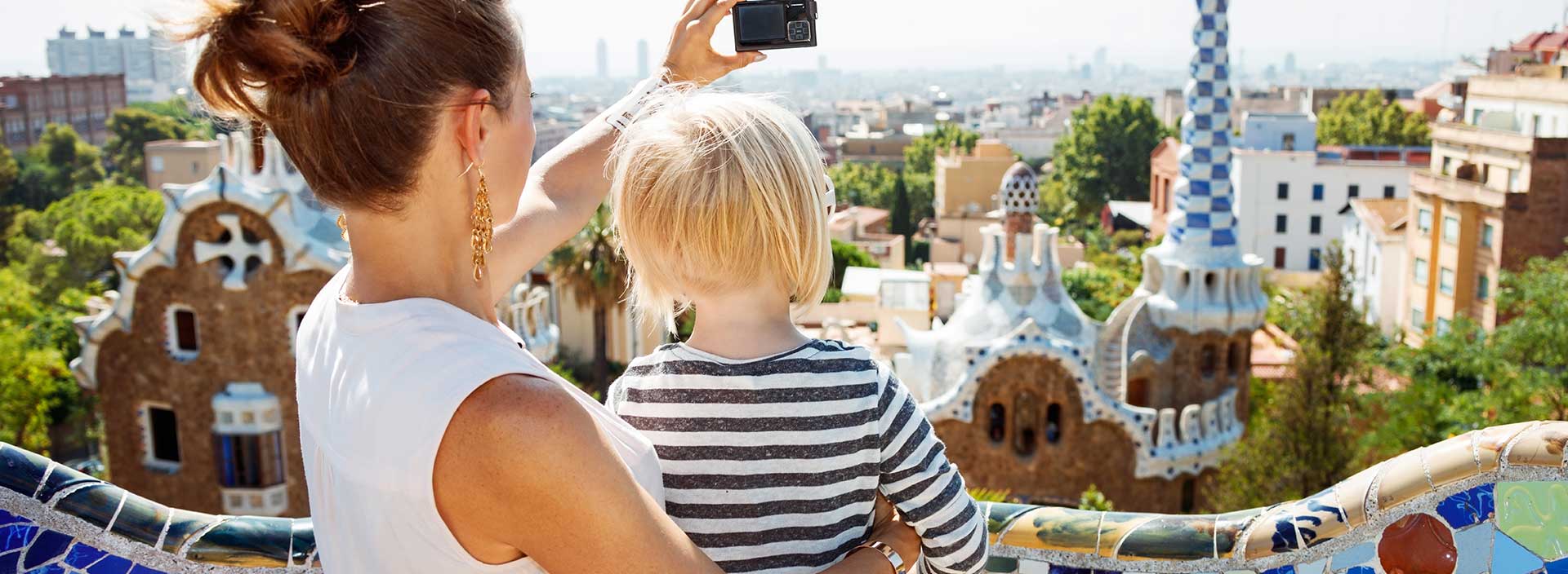 Mutter und Kind beim Fotografieren im Park Guell in Barcelona.