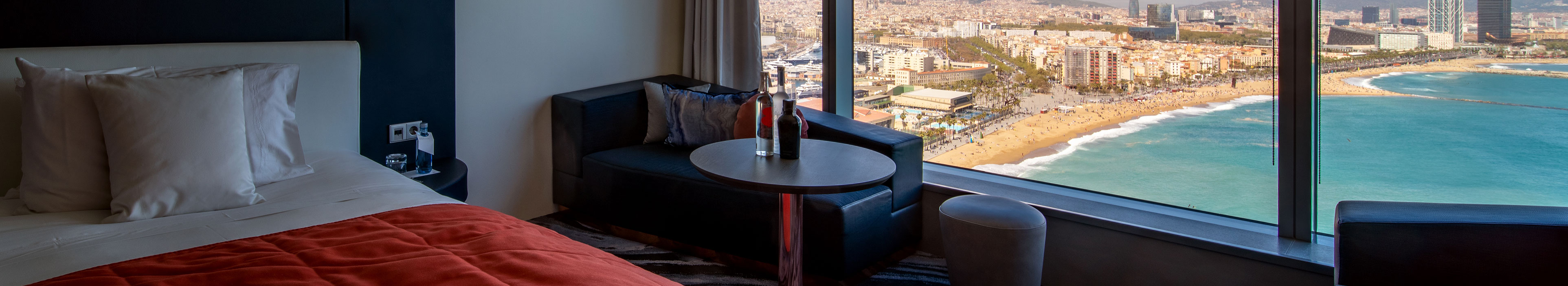 Blick aus einem Hotel in Barcelona aufs Meer.