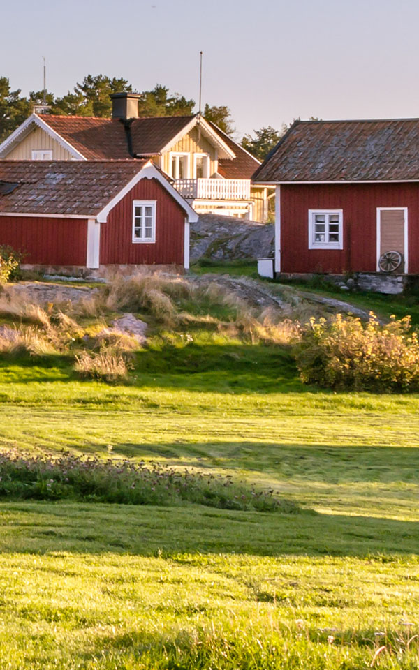 Traditionell schwedische Häuser in einem Dorf auf der Insel Harstena.