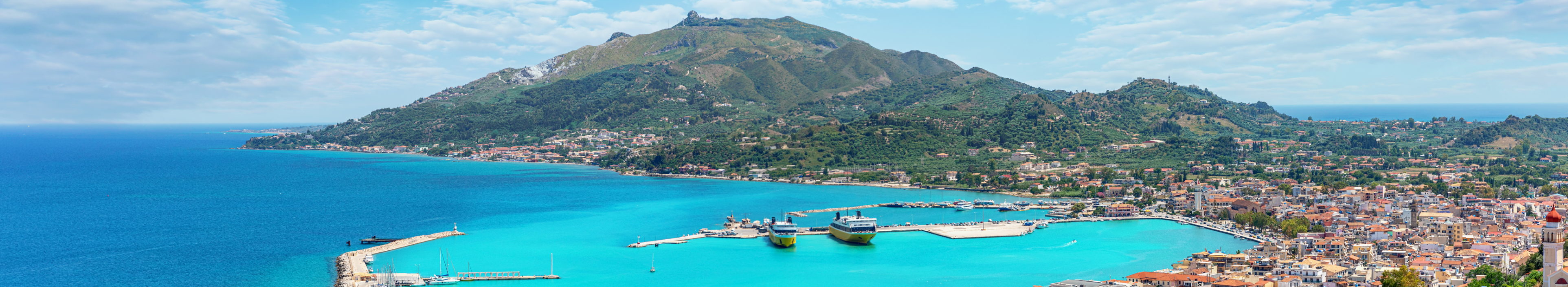 Panoramablick auf die Stadt Zakynthos, mit venezianischer Architektur und türkisfarbenem Meer im Hafen, Griechenland