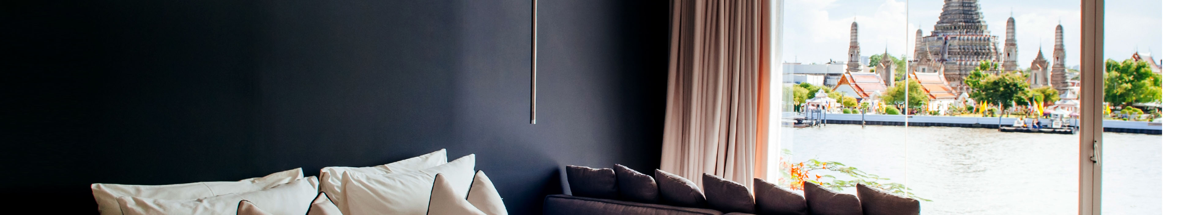 Hotelzimmer in Bangkok mit Blick auf einen Tempel
