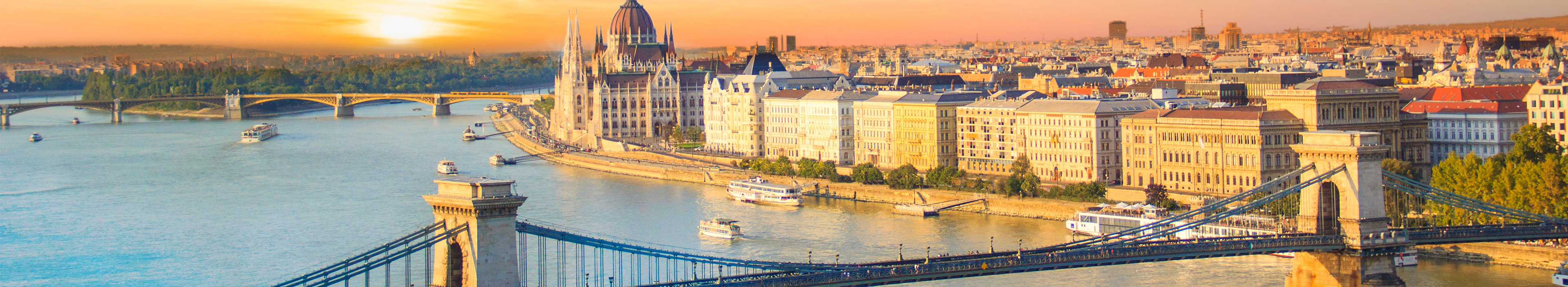 Schöne Aussicht auf das ungarische Parlament und die Kettenbrücke in Budapest, Ungarn