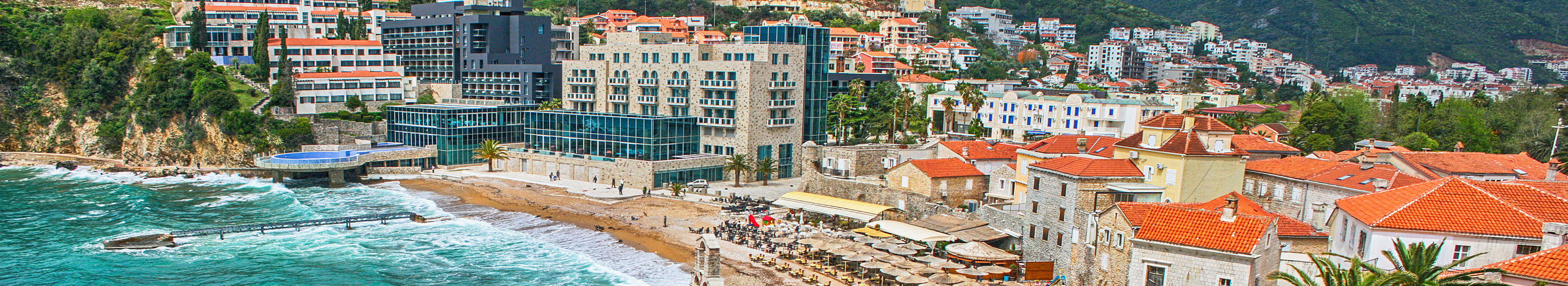 Hotels und Gebäude am Strand von Budva in Montenegro.